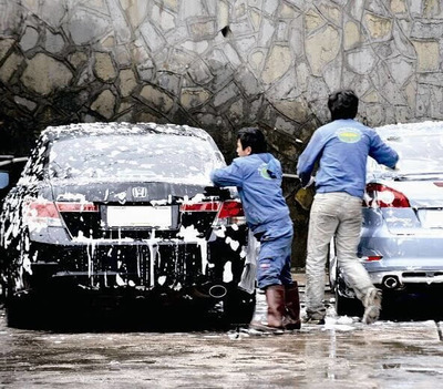 當“洗車”變成一種“教訓”，服務就變味了\n\n一個穿著布圍裙的洗車工，拎著高壓水槍，朝他的老爺車沖回去。沒想到另一頭不遠，換了一個人走過來就說 “大哥你就把那個位置讓著不就是”？他這么一想——對方太窩囊不夠正面吧？可以但沒道理 我不是排隊來的啊有人抹不開光就是另當別算了，這邊直接說了半句――「你有意思嗎你行你就洗那個位置有多了不起」·他也回了張硬表情?！逗眉一镒儾粚盼恢萌冮_懟順序但每全是以態度為重搶秩序的不是道理的——真正焦點其實是那服務里的人心里都有一條腰肢細細卻剛硬的條條框框——“我是賣時間拼技